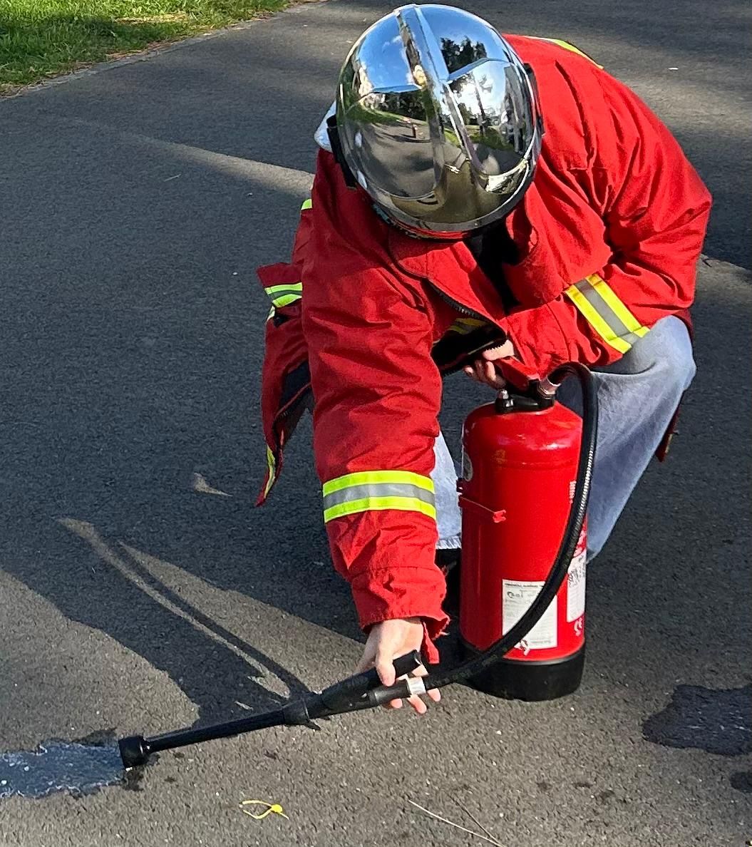 Manipulation d'un extincteur sur feu réel, formation sécurité incendie ACF Formation