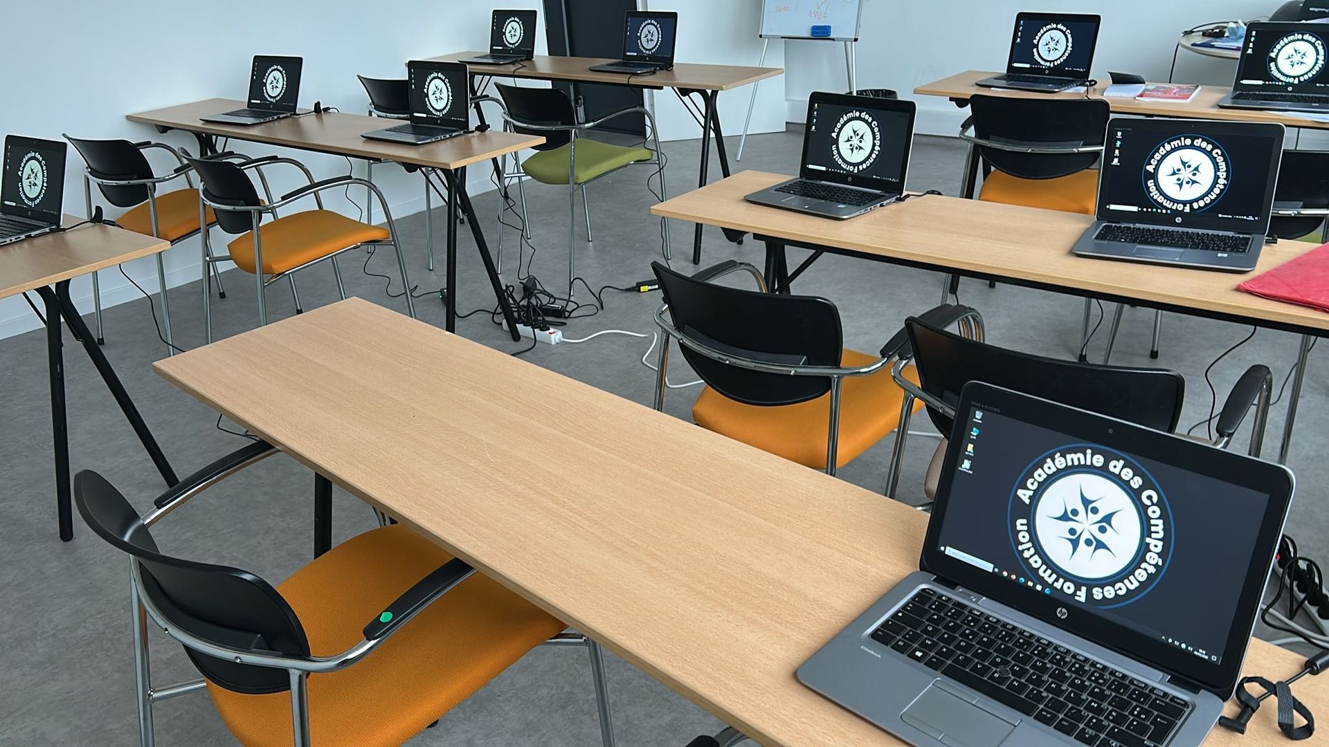 Salle équipée de postes informatiques aux couleurs de l'ACF, plateau pédagogique de Créteil