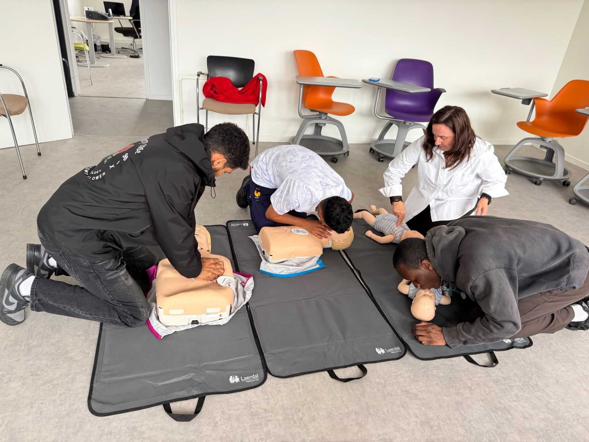 Groupe en formation SST (Sauveteur Secouriste du Travail) avec formatrice, ACF Formation