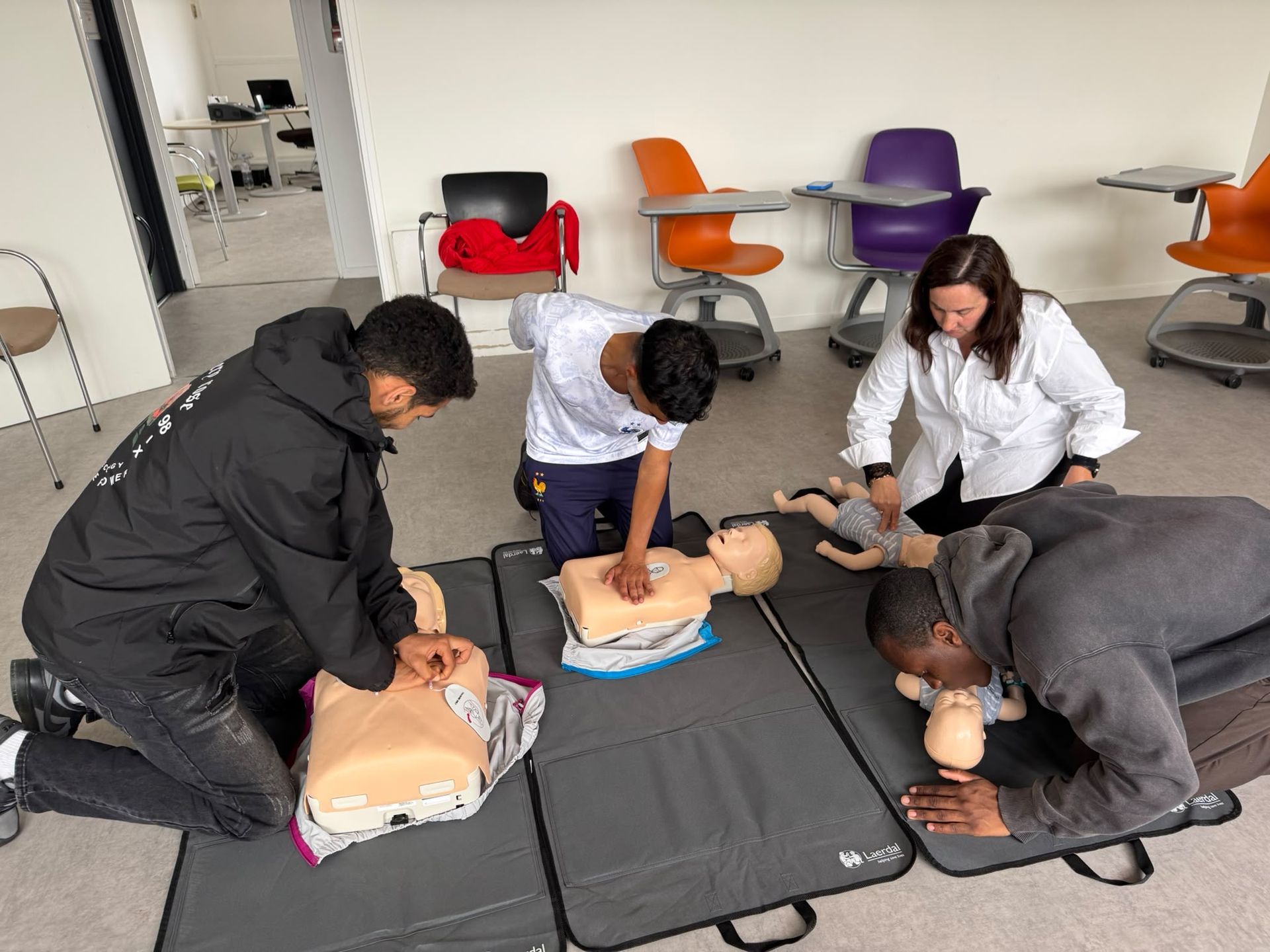 Apprentissage de la réanimation cardio-pulmonaire sur mannequin, formation SST ACF